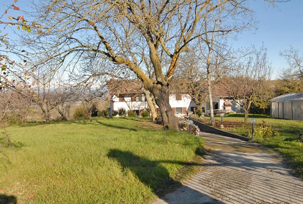 A Country House with Garden and Panoramic Views onto the Mountains / CLV024 A Country House with Garden and Panoramic Views onto the Mountains / CLV024