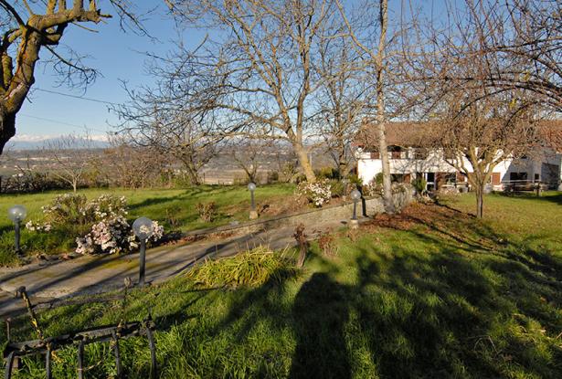A Country House with Garden and Panoramic Views onto the Mountains / CLV024 A Country House with Garden and Panoramic Views onto the Mountains / CLV024
