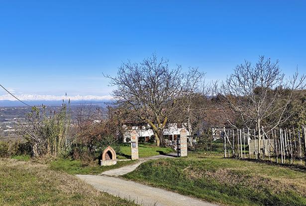 A Country House with Garden and Panoramic Views onto the Mountains / CLV024 A Country House with Garden and Panoramic Views onto the Mountains / CLV024