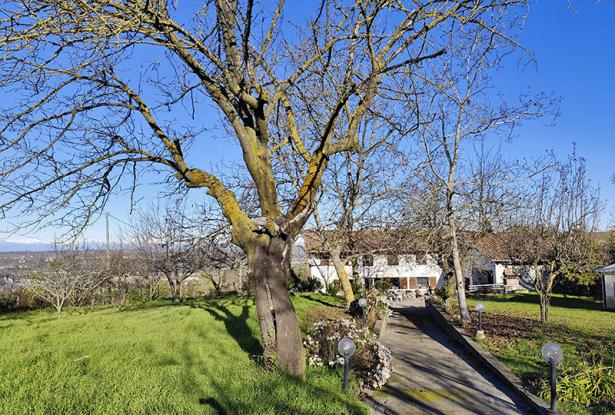 A Country House with Garden and Panoramic Views onto the Mountains / CLV024 A Country House with Garden and Panoramic Views onto the Mountains / CLV024