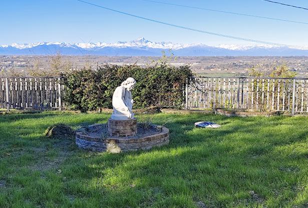 A Country House with Garden and Panoramic Views onto the Mountains / CLV024 A Country House with Garden and Panoramic Views onto the Mountains / CLV024
