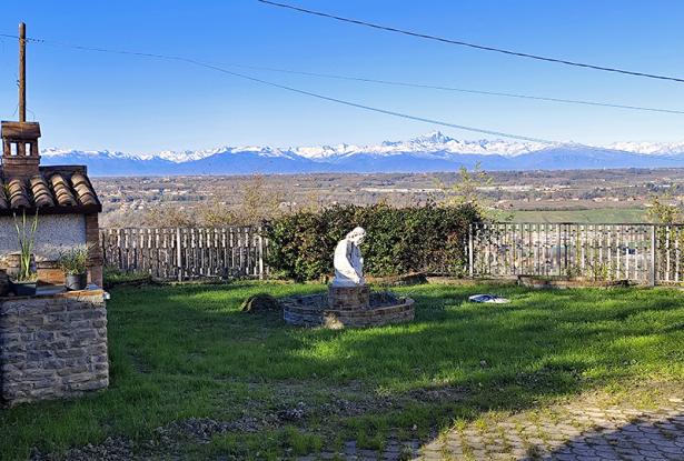 A Country House with Garden and Panoramic Views onto the Mountains / CLV024 A Country House with Garden and Panoramic Views onto the Mountains / CLV024