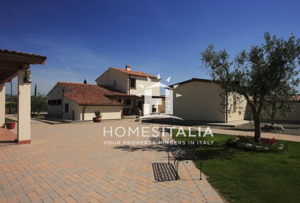 Beautifully renovated complex with pool 51