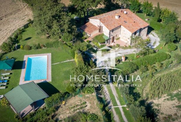 Authentic Tuscan farmhouse with pool, garden & panoramic views 0