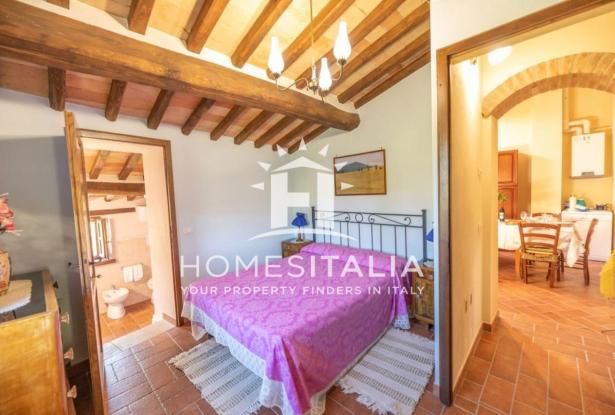 Authentic Tuscan farmhouse with pool, garden & panoramic views 13