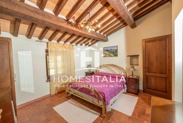 Authentic Tuscan farmhouse with pool, garden & panoramic views 14