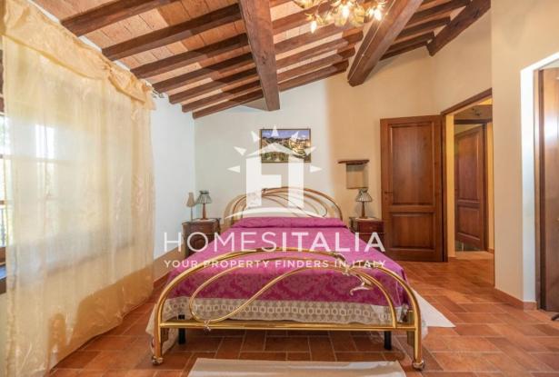 Authentic Tuscan farmhouse with pool, garden & panoramic views 15