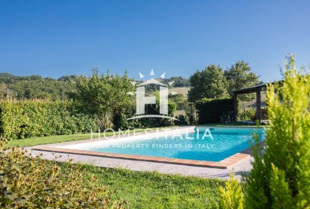 Authentic Tuscan farmhouse with pool, garden & panoramic views 3