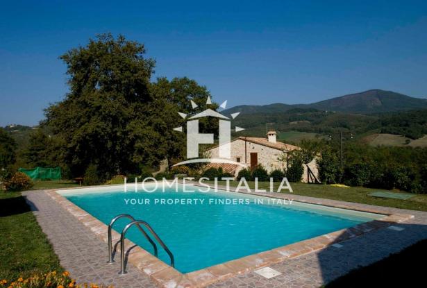 Authentic Tuscan farmhouse with pool, garden & panoramic views 4