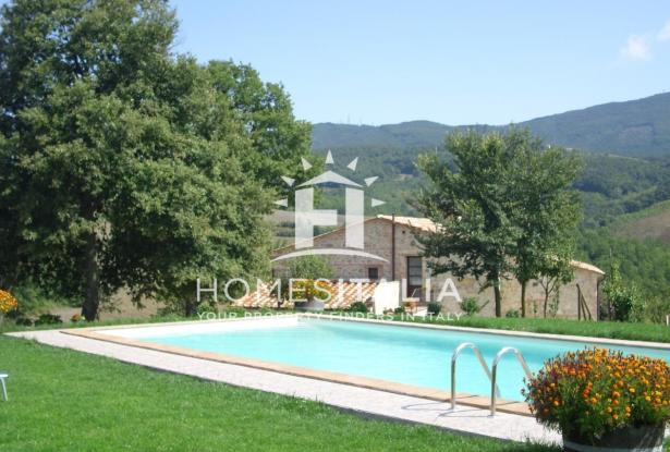 Authentic Tuscan farmhouse with pool, garden & panoramic views 6