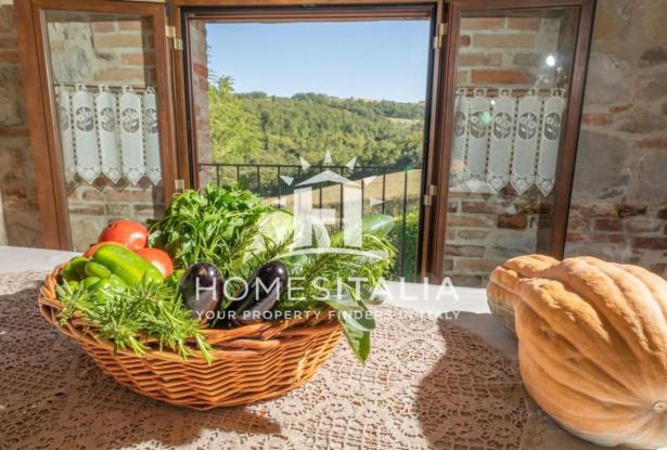 Authentic Tuscan farmhouse with pool, garden & panoramic views 8