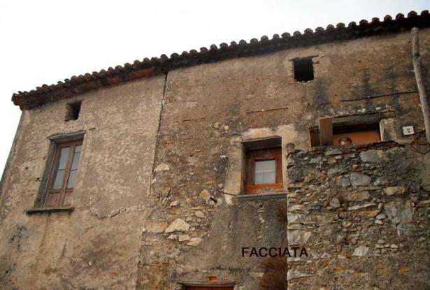 A Old Farm House to be restored in the Historical Center of Santa Domenica Talao 0