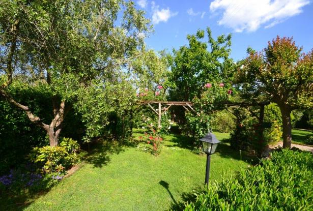 Wonderful villa with private beach on Lake Bolsena Garden