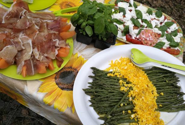 Gourmet picnic lunches meet the hikers each day Hiking in Italy