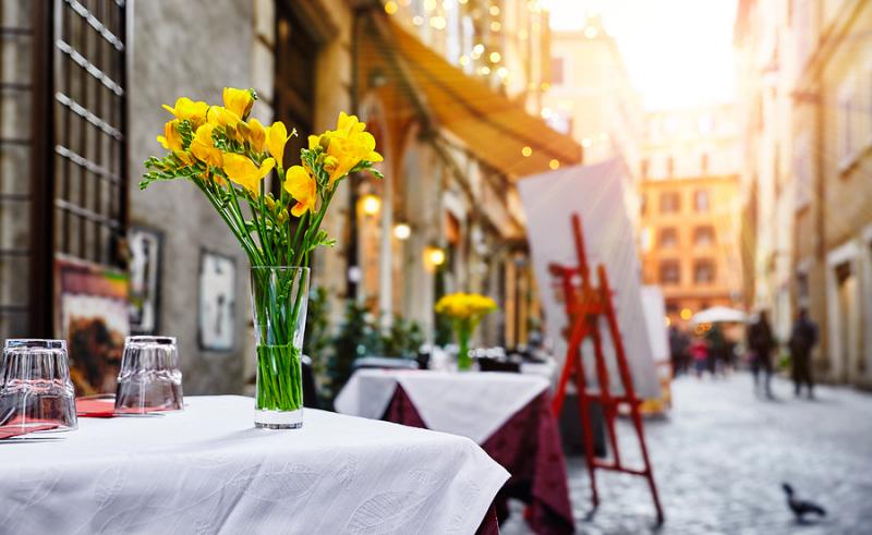 Restaurant in Rome with tables outside on the street