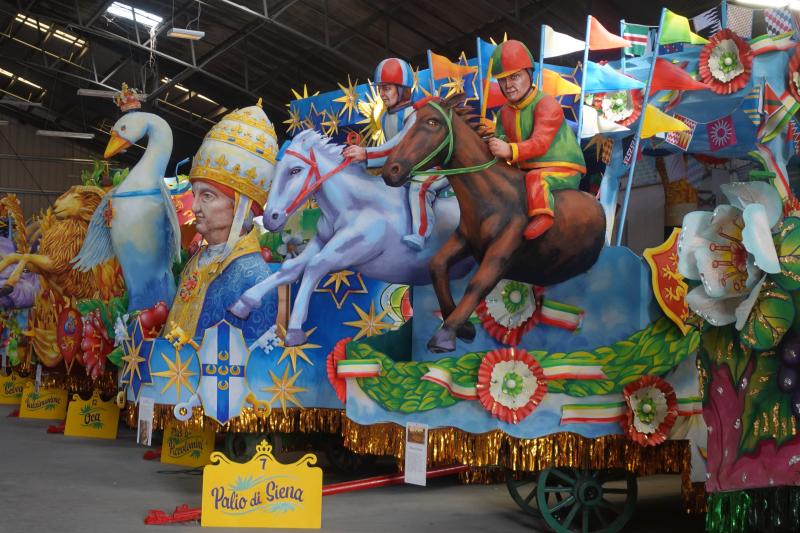 Contrada, Palio and general Siena-themed floats