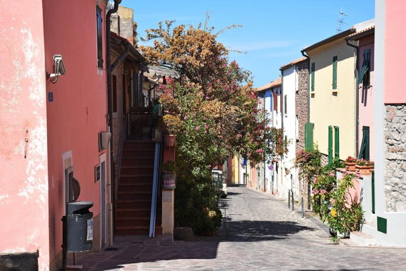 A quiet street on Capraia Island / Photo: Claudio Vidri via Shutterstock