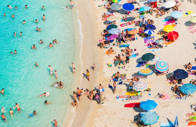 Crowds fill the beaches in Tropea, Calabria / Photo: leonori via Shutterstock