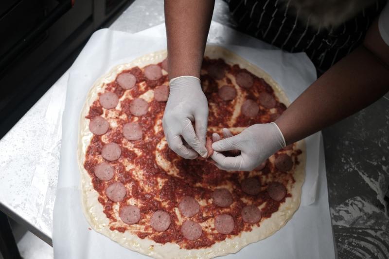 Preparation of a New York-style pizza