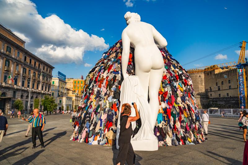 Venere degli Stracci, Venus of the Rags, in Piazza Municipio