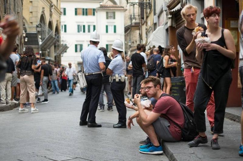 Florence ban eating on the street