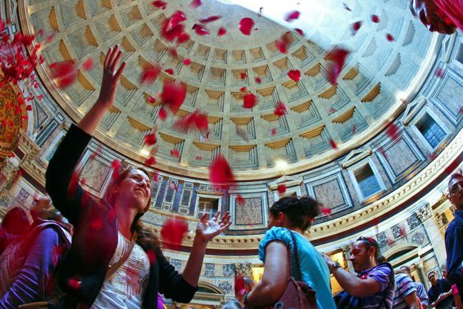 Pentecost at the Pantheon: A Rainfall of Rose Petals | ITALY Magazine