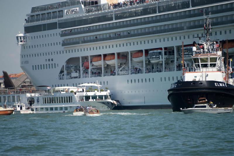 Giant Cruise ship crashes in Venice lagoon