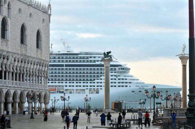 large cruise ships Venice