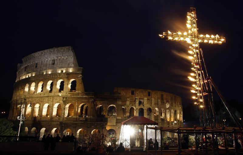 Traditional Via Crucis at the Colosseum in Rome 2013 | ITALY Magazine